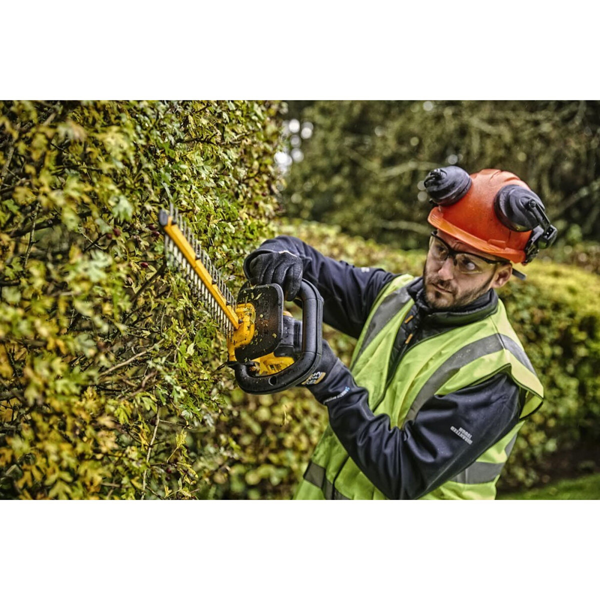nozyce-akumulatorowe-dewalt-dcmht563p1-qw-18v-xr-5ah-w-uzyciu.jpg