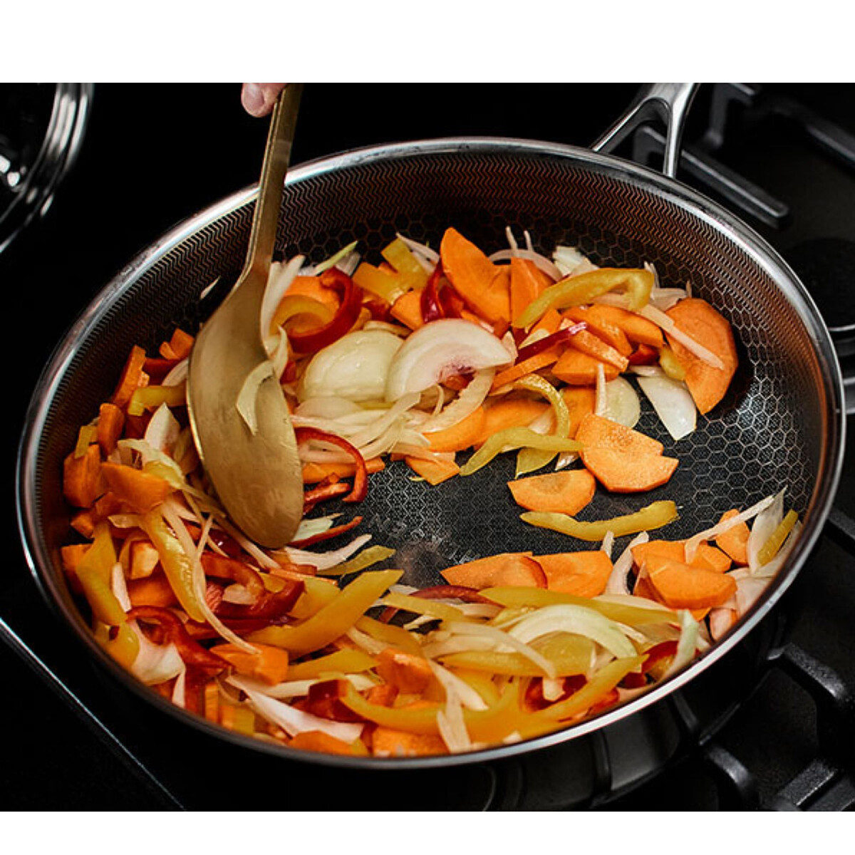 patelnia-wok-kohersen-black-cube-32cm.zdjpotrawa.jpg