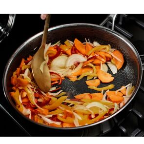 patelnia-wok-kohersen-black-cube-32cm.zdjpotrawa.jpg