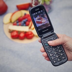 telefon-z-klapka-panasonic-kx-tu550exb-czarny-w-dloni-2.jpg