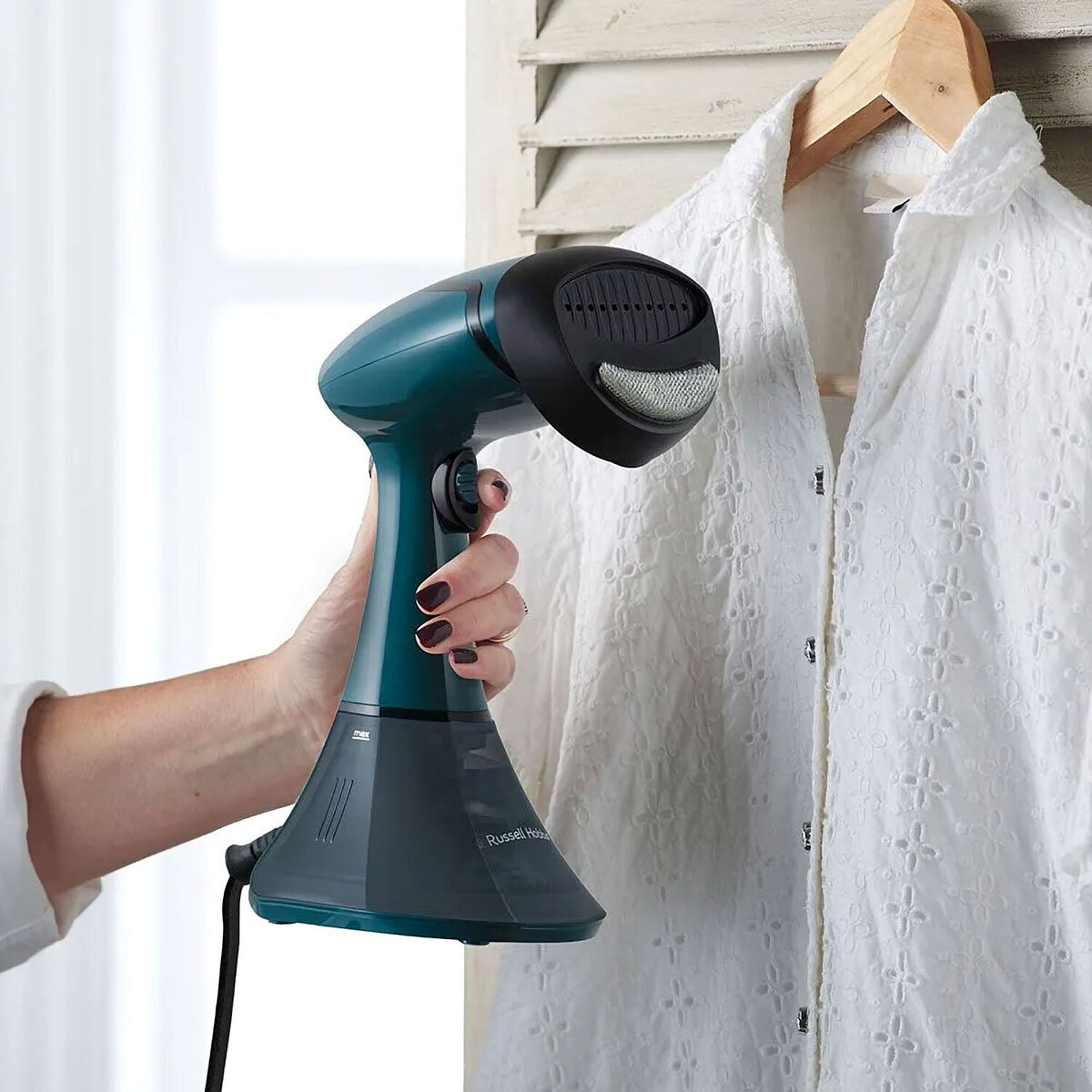 parownica-do-ubran-russell-hobbs-steam-genie-27220-56-w-uzyciu.jpg