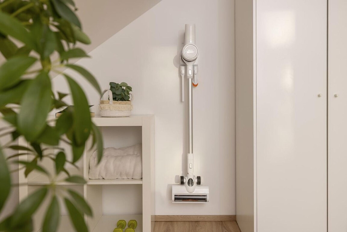 odkurzacz-pionowy-gorenje-svc216290ffw-uchwyt.jpg