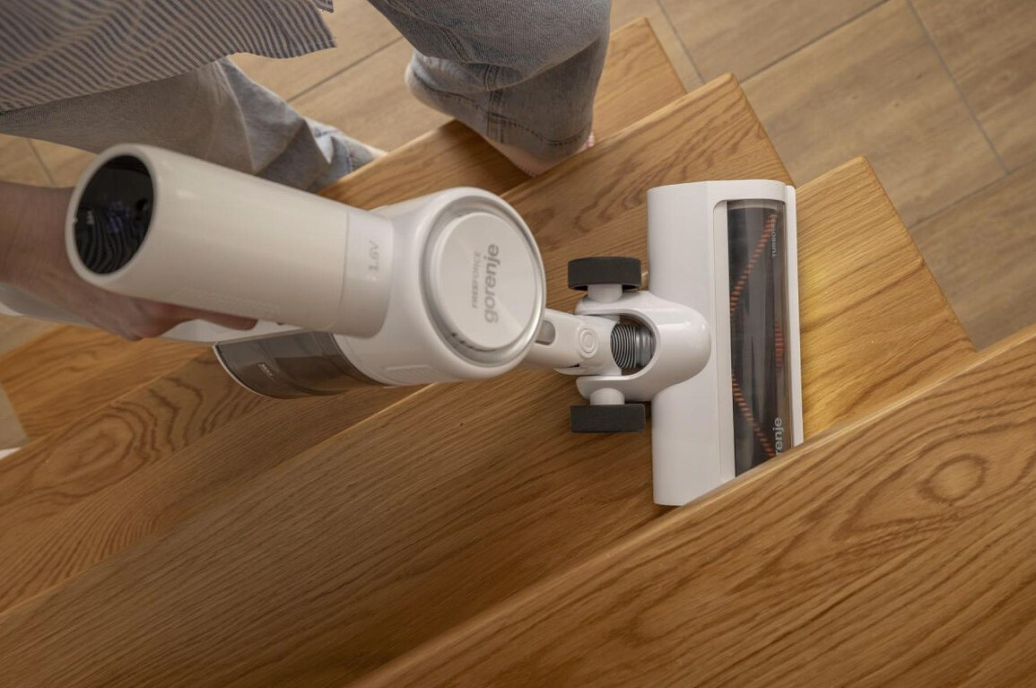 odkurzacz-pionowy-gorenje-svc216290ffw-schody.jpg