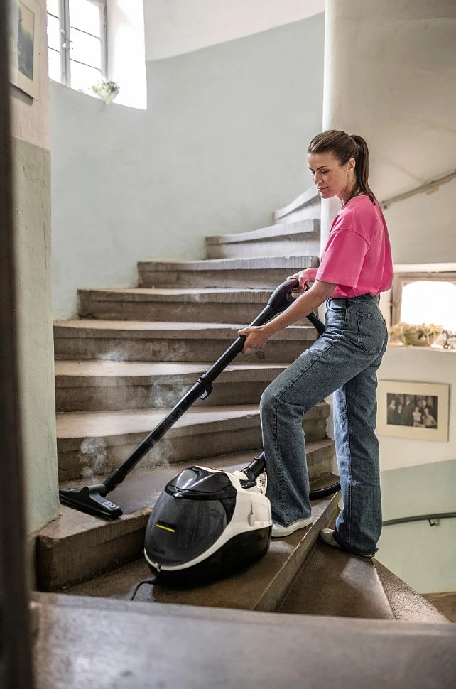 odkurzacz-parowy-karcher-sv-7-1.439-490.0-schody.jpg