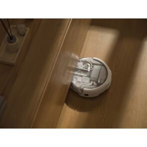 robot sprzatajacy dji romo a2 pod meblami