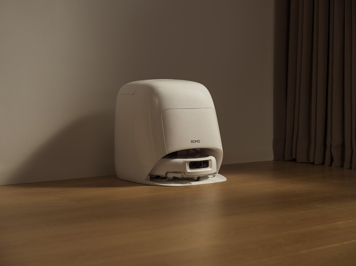 robot sprzatajacy dji romo a2 w stacji
