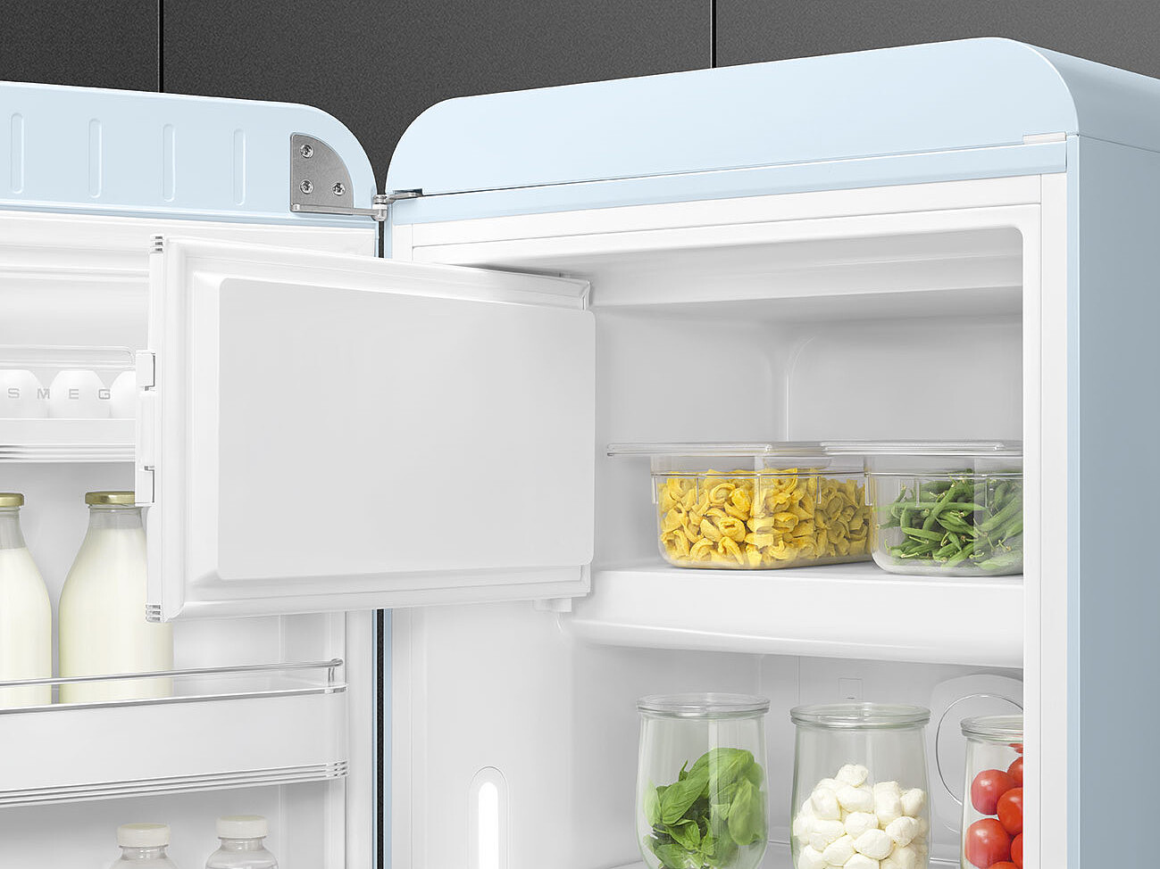 lodowka-smeg-50-s-style-fab28lpb6-komora-zamrazarki.jpg