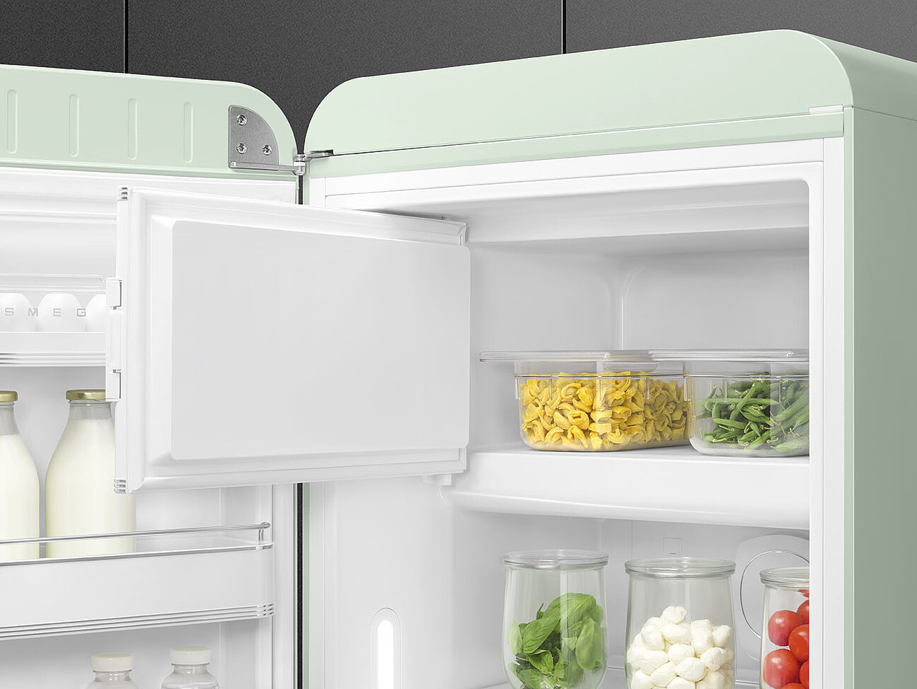 lodowka-smeg-50-s-style-fab28lpg6-komora-chlodzenia.jpg