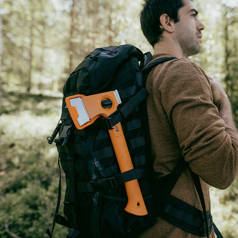 toporek-fiskars-x-series-x13-przy-plecaku.jpg