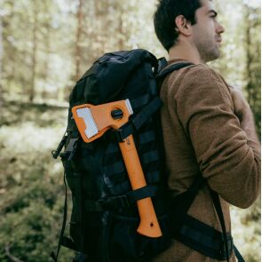 toporek-fiskars-x-series-x13-przy-plecaku.jpg