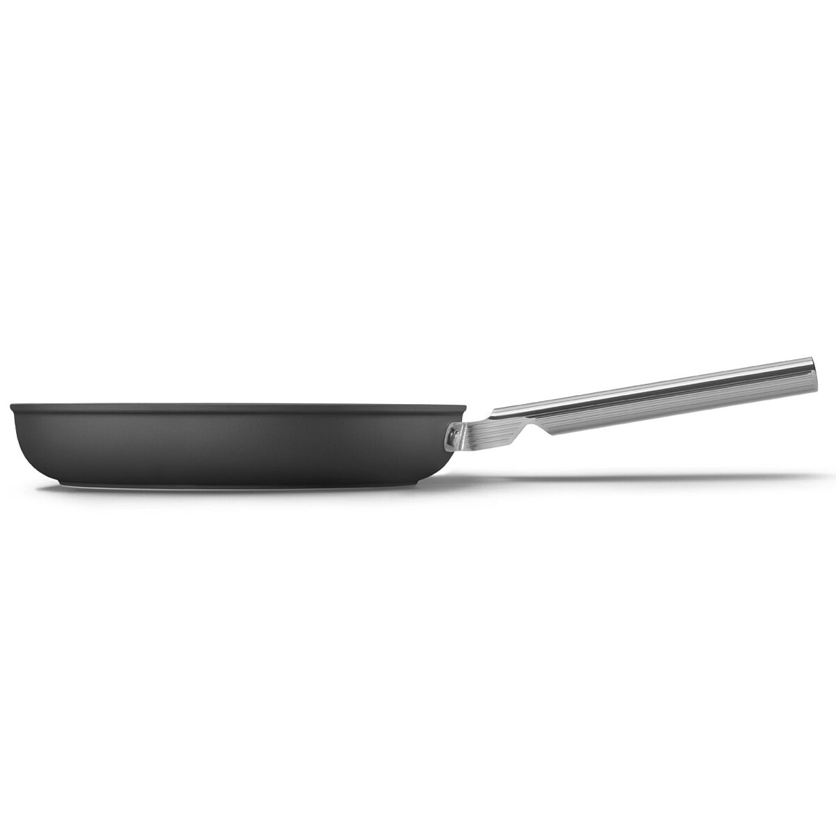 patelnia-smeg-fpf2802blm-28cm-czarny-bok.jpg