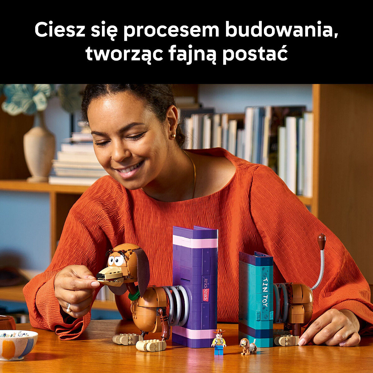 klocki-lego-disney-toy-story-cienki-podporki-pod-ksiazki-43301-budowanie.jpg