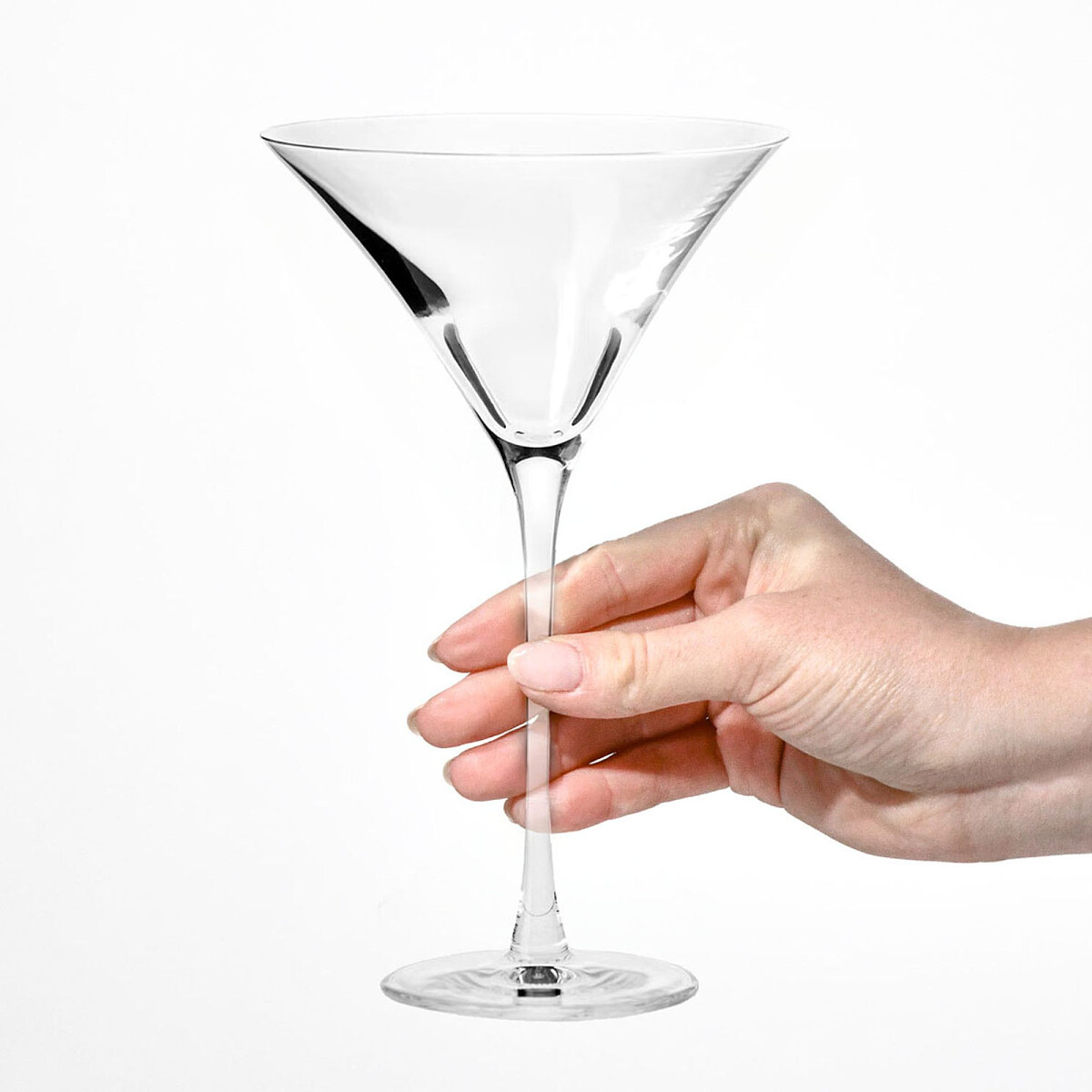 komplet-kieliszkow-do-martini-krosno-divine-250-ml-6-szt.-w-dloni.jpg