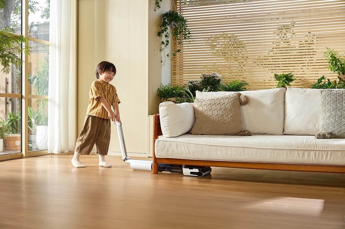 odkurzacz-pionowy-myjacy-tineco-floor-one-i7-fold-premium-kanapa.jpg