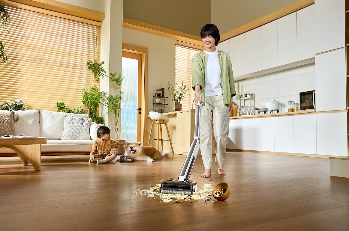 odkurzacz-pionowy-myjacy-tineco-floor-one-i7-fold-premium-rozsypane-jedzenie.jpg