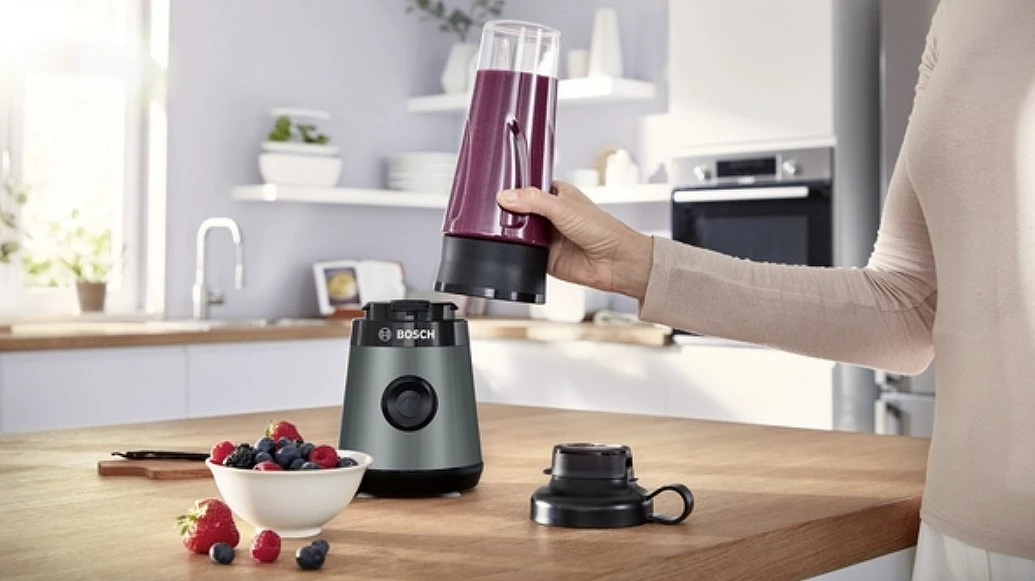 blender-kielichowy-bosch-vitapower-seria-2-mmb2111s-w-dloni.jpg