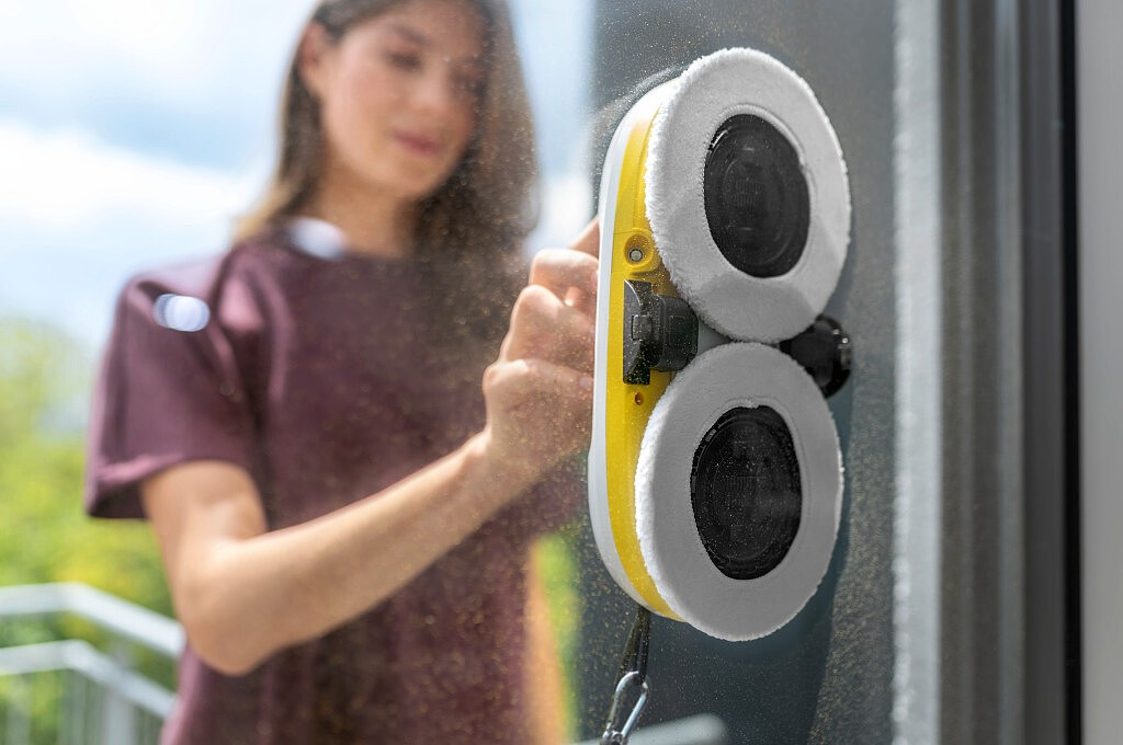 robot-do-mycia-okien-karcher-rcw-2-1.269-210.0-brudne-okno.jpg