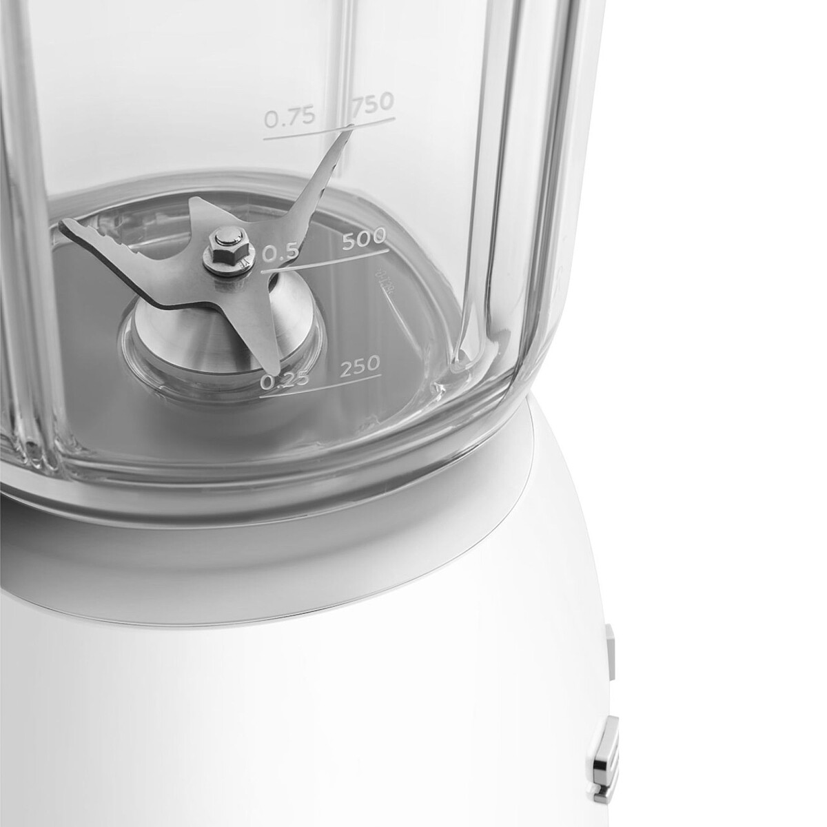 blender-kielichowy-smeg-blf03wheu-bialy-noz.jpg