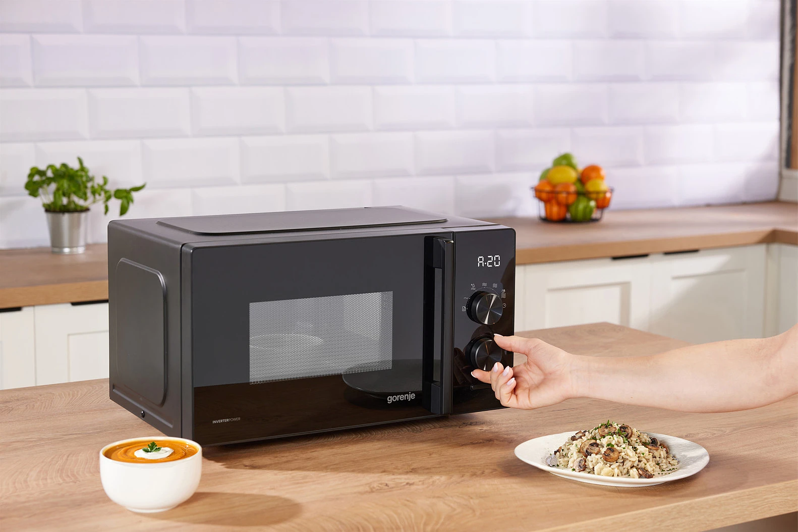 kuchenka-mikrofalowa-gorenje-mo20ae1b5-5.jpg