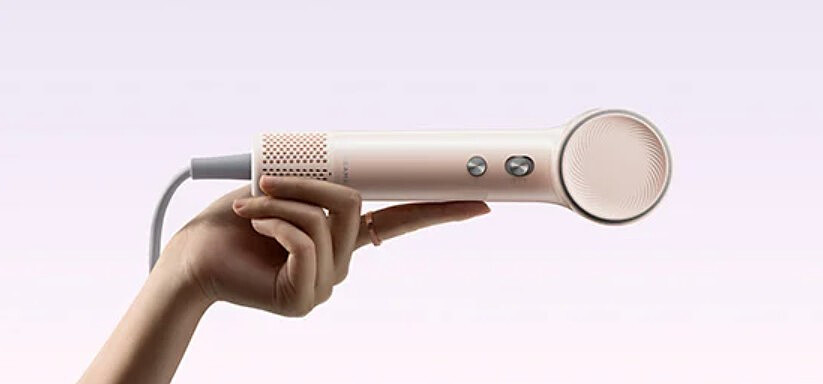 suszarka do wlosow dreame hair mini high speed rozowa na dloni
